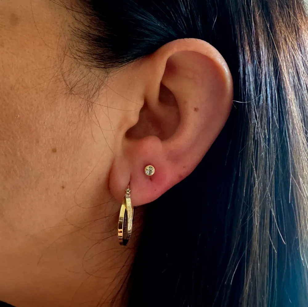 Corrección de perforación segura en lóbulo con arito hipoalergénico Inverness tipo Alex oro 3mm modelo 41C Corrección de perforación segura en lóbulo con arito hipoalergénico Inverness tipo Alex oro 3mm modelo 41C