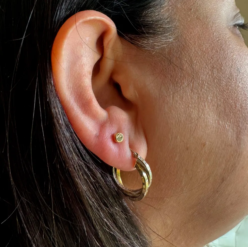 Corrección de perforación segura en lóbulo con arito hipoalergénico Inverness tipo Alex oro 3mm modelo 41C Corrección de perforación segura en lóbulo con arito hipoalergénico Inverness tipo Alex oro 3mm modelo 41C